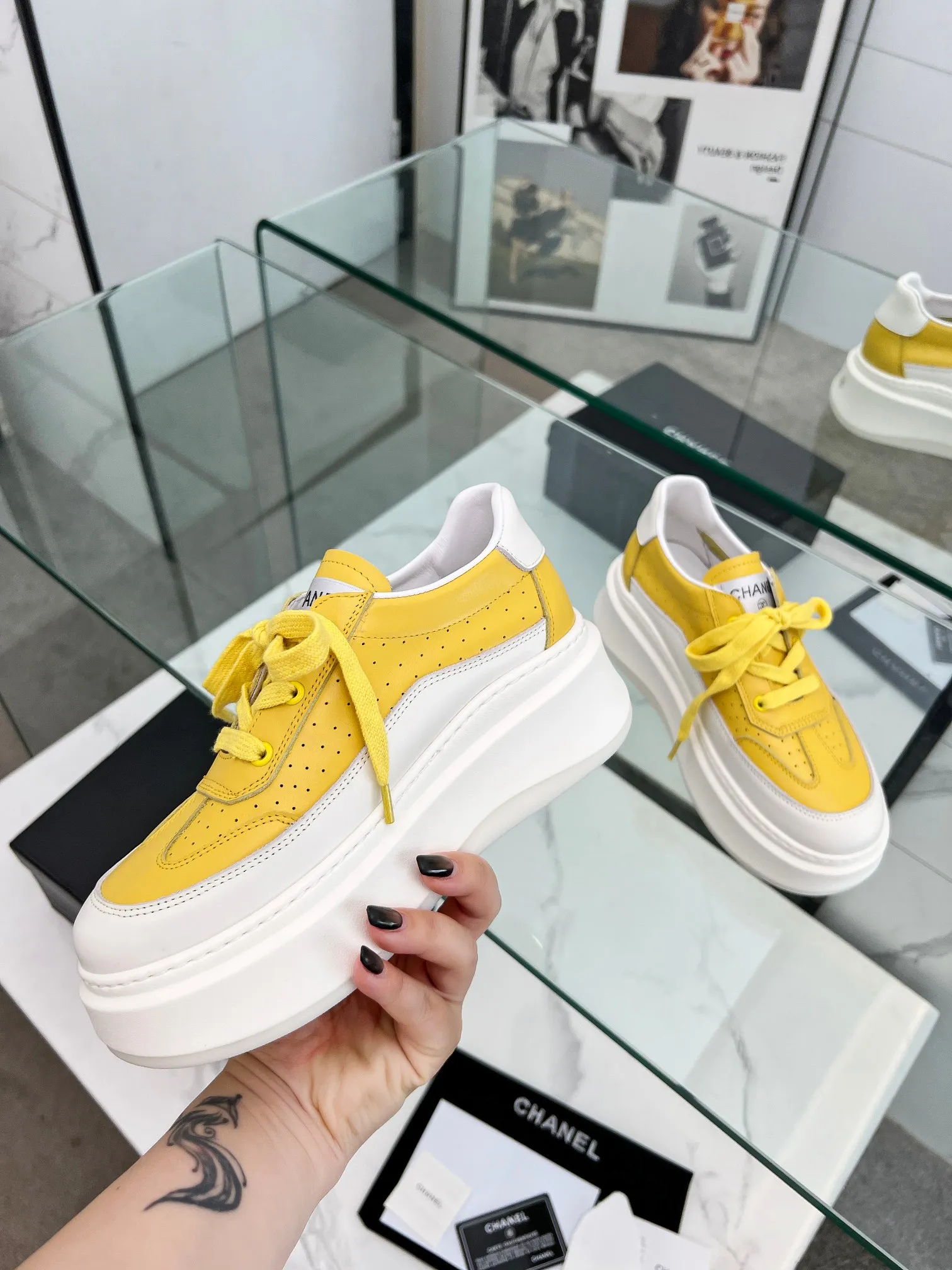 👟👟Ex-factory price 540👟👟 Super popular Chanel Chanel 2024 new casual sports shoes and sneakers. Hard to find at the counter. Super beautiful color. Very versatile. Super comfortable. Full of small fragrance. Classic, durable and versatile. The upper is made of spliced materials, real cowhide, sheepskin lining, original pU+Tpa sole, good resilience. Wear light, white, white and black, white and yellow code number: 35-40